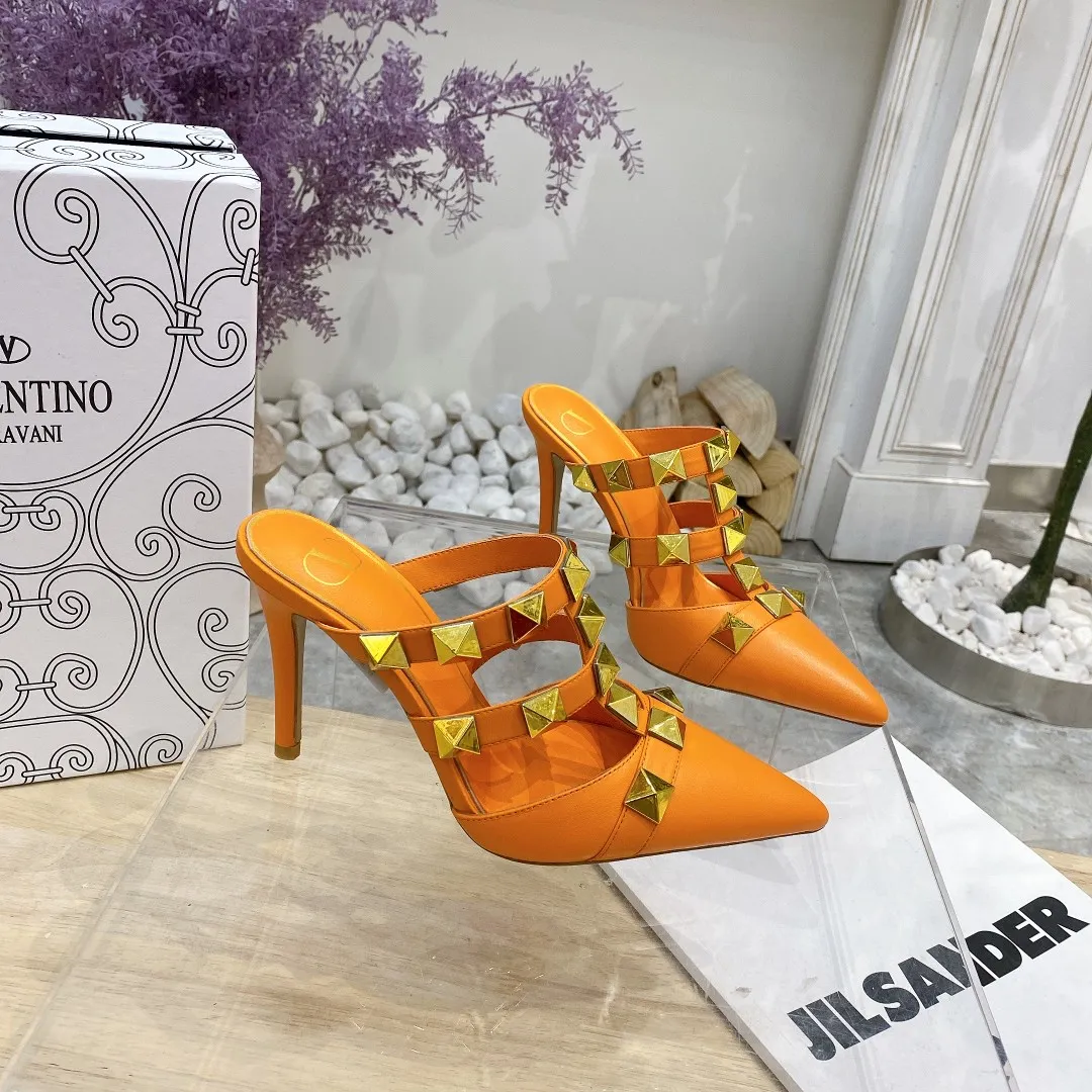 👟👟Ex-factory price 400👟👟 Genuine leather sole +40 (buckle style +10) Valentino Spring and summer new rivet shoes are new☑️ —————————————— The latest golden big rivet elements are full of high-end! Extremely fashionable Heel height: 9.5cm Upper: Matt sheepskin Lining: Sheepskin lining Outsole: Italian genuine leather outsole, rubber sole optional Color: Two styles with 8 colors available Code number: 34-41 (34 and 42 are custom-made and non-returnable) Buckle style: +10 Slippers style:
